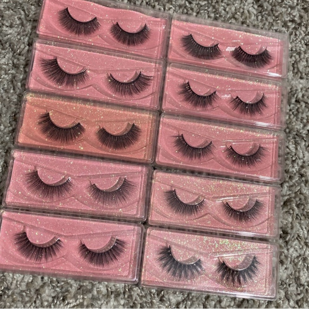 Lashes - Picture 2 of 3